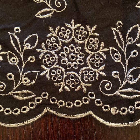 Black and white embroidered skirt - Picture 3 of 3